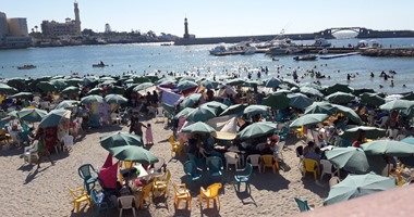 بالصور.. إقبال كثيف من المصطافين على شواطئ الإسكندرية هربا من ارتفاع درجات الحرارة.. ازدحام على الكورنيش.. وانتعاش حركة الباعة الجائلين.. "السياحة والمصايف": نتوقع زيادة الإقبال هذا العام