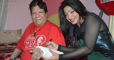 بالصور.. معجبات شعبان عبد الرحيم "بيبوسوا جبس إيديه ورجليه"