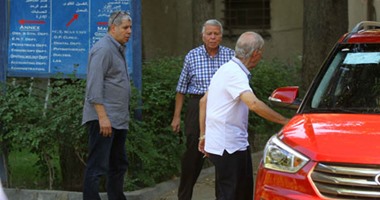 بالصور.. حسن حمدى يلقى نظرة الوداع على طارق سليم فى المستشفى