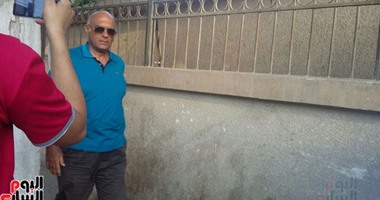 بالصور.. عماد وحيد يلقى النظرة الأخيرة على طارق سليم