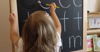 إنشاء دار حضانة لرعاية أطفال العاملات حال استخدام 100 عاملة وفق قانون العمل