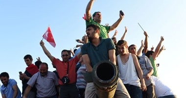 أنصار أردوغان يسيطرون على جسر البسفور