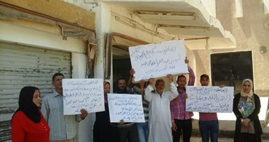 بالصور.. إضراب موظفى شركة بيع المصنوعات بالوادى الجديد للمطالبة برفع الأجور