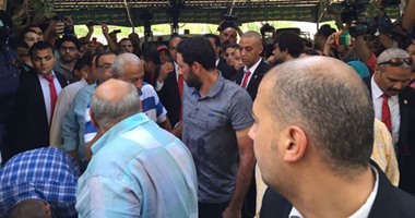 بالفيديو.. أبو تريكة يهرب من مطاردة الجماهير فى تاكسى