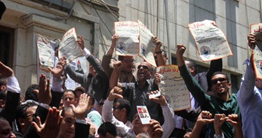 "كر وفر وضرب وسب" بين المحامين خلال الساعات الأولى من عمومية طرح الثقة فى النقيب والمجلس.. وأغانى وطنية وأتوبيسات لحشد الأعضاء.. ومنتصر الزيات يعلن تحرير محضر ضد سامح عاشور