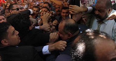 بالفيديو والصور.. معارضو سامح عاشور يتحدون أنصار النقيب بمظاهرة لسحب الثقة