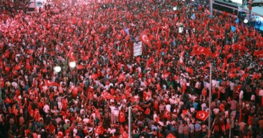 آلاف الاتراك يتظاهرون مجددا للتنديد بحركة الجيش