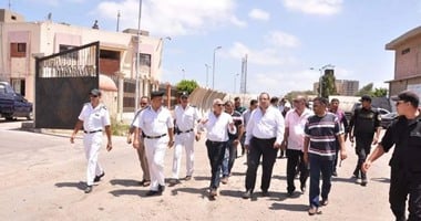 محافظ بورسعيد يحيل مسئولين بالمستشفى الأميرى للتحقيق ويغرم سائقا مخالفا