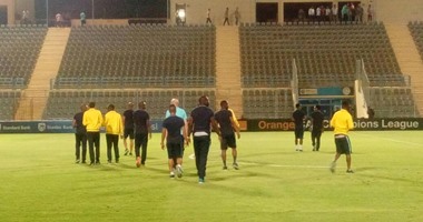 بالصور.. لاعبو صن داونز تعاين ملعب بتو سبورت وتوجه التحية لجماهير الزمالك