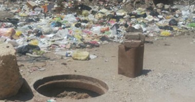 بالصور.. بلاعات صرف مكشوفة والقمامة تحاصر شوارع كفر أحمد عبده بالسويس