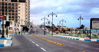 بالفيديو والصور.. مرسى مطروح تتحول لمدينة صاخبة لا تنام صيفًا.. الكورنيش والشوارع تكتظ بالمصطافين.. الكافيتريات تعمل 24 ساعة.. المحلات التجارية مفتوحة حتى مطلع الفجر.. و"الطفطف" وسيلة مواصلات ترفيهية
