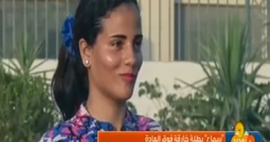 بالفيديو.. فتاة خارقة تسحب سيارة بأسنانها وشعرها فى "نهار جديد"