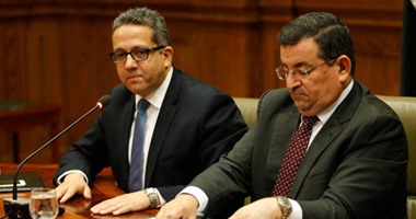 بالصور.. أسامة هيكل لنائب: "لو لقيت آثار هتعمل إيه؟".. والنائب: "هبيعها"
