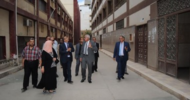 رئيس جامعة المنصورة يتفقد مبنى كلية الآداب القديم قبل نقل رياض الأطفال به 