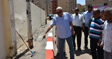 بالصور.. أسبوع النظافة "حلوة يا بلدى بينا كلنا" بأسوان.. الأهالى: الأولوية تكثيف الجهود لرفع المخلفات الخطرة ونفايات المستشفيات وتطهير مصرف السيل.. والمحافظ: المبادرة تستهدف 18 منطقة سكنية