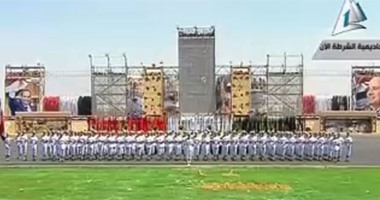 استعراض حرس الشرف خلال حفل تخرج دفعة جديدة من كلية الشرطة