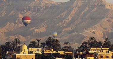 منطاد طائر يهبط إضطرارياً فى قمح مزارع بالأقصر.. والشركة تعوضه بـ 300 جنيه