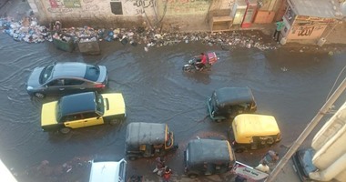بالصور.. مياه الصرف الصحى تغرق شارع النصر بسموحة