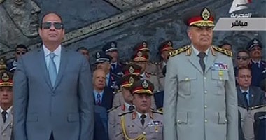 بالفيديو ..السيسى يشاهد عرضا جوياً بالألعاب النارية فى حفل خريجى الكلية الجوية