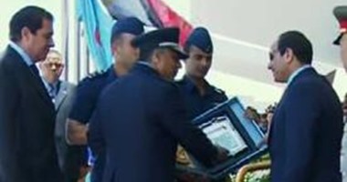 مدير الكلية الجوية يهدى الرئيس السيسى درع الكلية