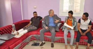 بالصور.. محافظ الوادى الجديد يسلم المساعدات المالية لمتضررى حريق الراشدة