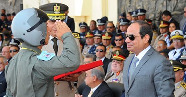 الرئيس السيسي يشهد مراسم تسليم وتسلم القيادة بين طلاب الكلية الحربية
