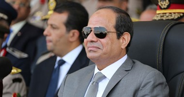 السيسى يلوح بيده لأهالى طلاب الكلية الحربية فى حفل التخرج