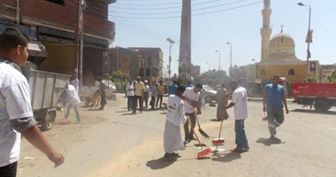 بالفيديو والصور.. شباب وفتيات بأسوان يتحدون الحر وينظفون الشوارع والميادين.. ويؤكدون: "نشعر بالفخر للمشاركة فى خدمة الوطن.. رفعنا 612 طن قمامة.. وغرسنا 520 شجرة".. والمحافظ: تقييم شامل فى ختام الأسبوع