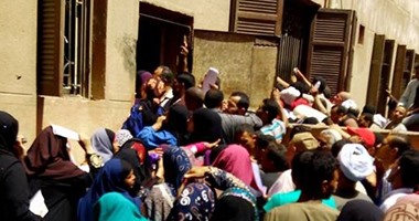 بالصور.. تكدس المواطنون أمام السجل المدنى بمركز الواسطى فى بنى سويف