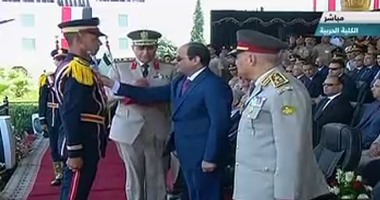 بالفيديو..الرئيس السيسي يقلد أوائل خريجى الكليات العسكرية نوط الواجب العسكرى