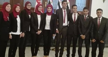خلال حفل تخرج الكليات العسكرية.. المتميزون من الجامعات يسلمون السيسي درع الجامعات المصرية.. ويؤكدون: تعلمنا الانضباط واحترام قيمة الوقت من المؤسسة العسكرية.. ووجودنا فى الكلية الحربية شرف كبير
