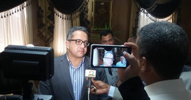 وزير الآثار يشارك زائرى المتحف المصرى بعد فتحه ليلا