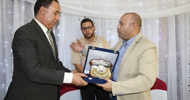 محافظ المنوفية يكرم رئيس مركز ومدينة قويسنا لبلوغه سن المعاش
