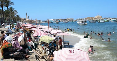 بالفيديو.. إقبال كبير من المواطنين على شواطئ الاسكندرية فى أول أيام عيد الاضحى