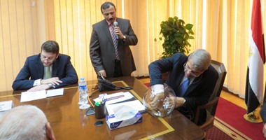 وزير المالية يجرى قرعة توزيع تأشيرات الحج على العاملين بالوزارة 