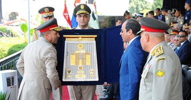 بالفيديو..أوائل الكليات والمعاهد العسكرية يقدمون هدية تذكارية للسيسي