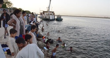 بالفيديو.. "نهر النيل" ملجأ الغلابة المجانى فى الأقصر.. "من غير فلوس ولا مصاريف" وعلى بعد خطوتين من البيت.. الشباب والأهالى يتوجهون بالمئات يومياً للاستحمام فى المياه العذبة لمواجهة الحر الشديد