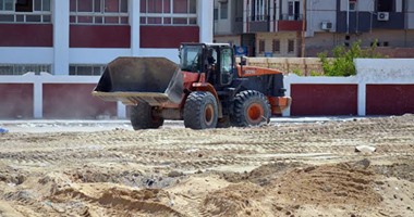 بالصور.. استكمال تطوير المسطحات الخضراء بدائرى الإسماعيلية