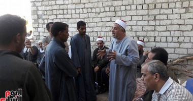 بالصور.. صلح بين مسلمى وأقباط أدمو بالمنيا يشترط عدم الاستحمام بمنطقة غسيل الأوانى.. المسلمون والأقباط يتصافحون بعد تصالحهم أمام النيابة العامة.. وبيت العائلة أعاد الأمور إلى طبيعتها بالقرية