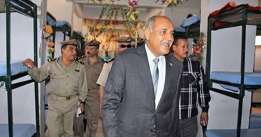 مدير أمن أسوان يتفقد إدارة المرور وقوات الأمن