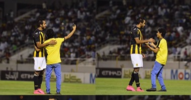 مشجع يقتحم الملعب لالتقاط سيلفى مع كهربا