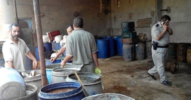 ضبط 4 مصانع للمواد الغذائية بدون ترخيص بداخلهم 62.5 طن مواد غذائية بالقليوبية
