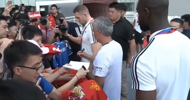 بالفيديو.. مورينيو ناكر الجميل يرفض التوقيع على قميص تشيلسى