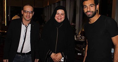 بالصور.. ماجدة زكى تلتقط صورة تذكارية مع صلاح أثناء العمرة