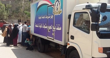 بالصور.. زحام على سيارات بيع منتجات القوات المسلحة فى بيلا بكفر الشيخ
