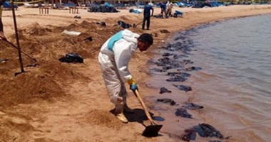 بالصور.. "البيئة": قرب الانتهاء من السيطرة على التلوث الزيتى بشواطئ الغردقة