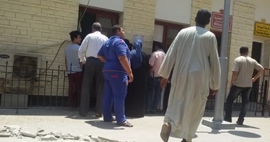 رحلة البحث عن تذكرة قطار فى السوق السوداء قبل العيد.. جولة بمنافذ البيع غير الشرعية بالمحطات والمقاهى.. سعر التذكرة يصل لـ300 جنيه.. التجار يستغلون زحام المواسم.. والأمن يواجههم بالتخفى أمام الشبابيك