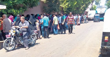 رحلة عذاب الحصول على" علبة لبن مدعم"  مستمرة ..الألبان غير متوافرة فى مراكز الطفولة والأمومة .. واستمرار تكدس الطوابير أمام فرعى " المصرية لتجارة الأدوية"