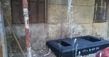 سكان عقار بالعمرانية يتضررون من تركيب كابينة تليفون تمنع فتح النوافذ 