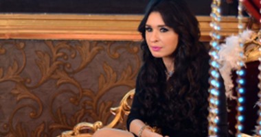 دينا تنشر صورة من كواليس "حليمو ملك الشواطئ" مع طلعت زكريا